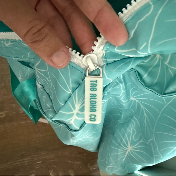 Hawaiian Leaf Tote Bag - Picture 7 of 9